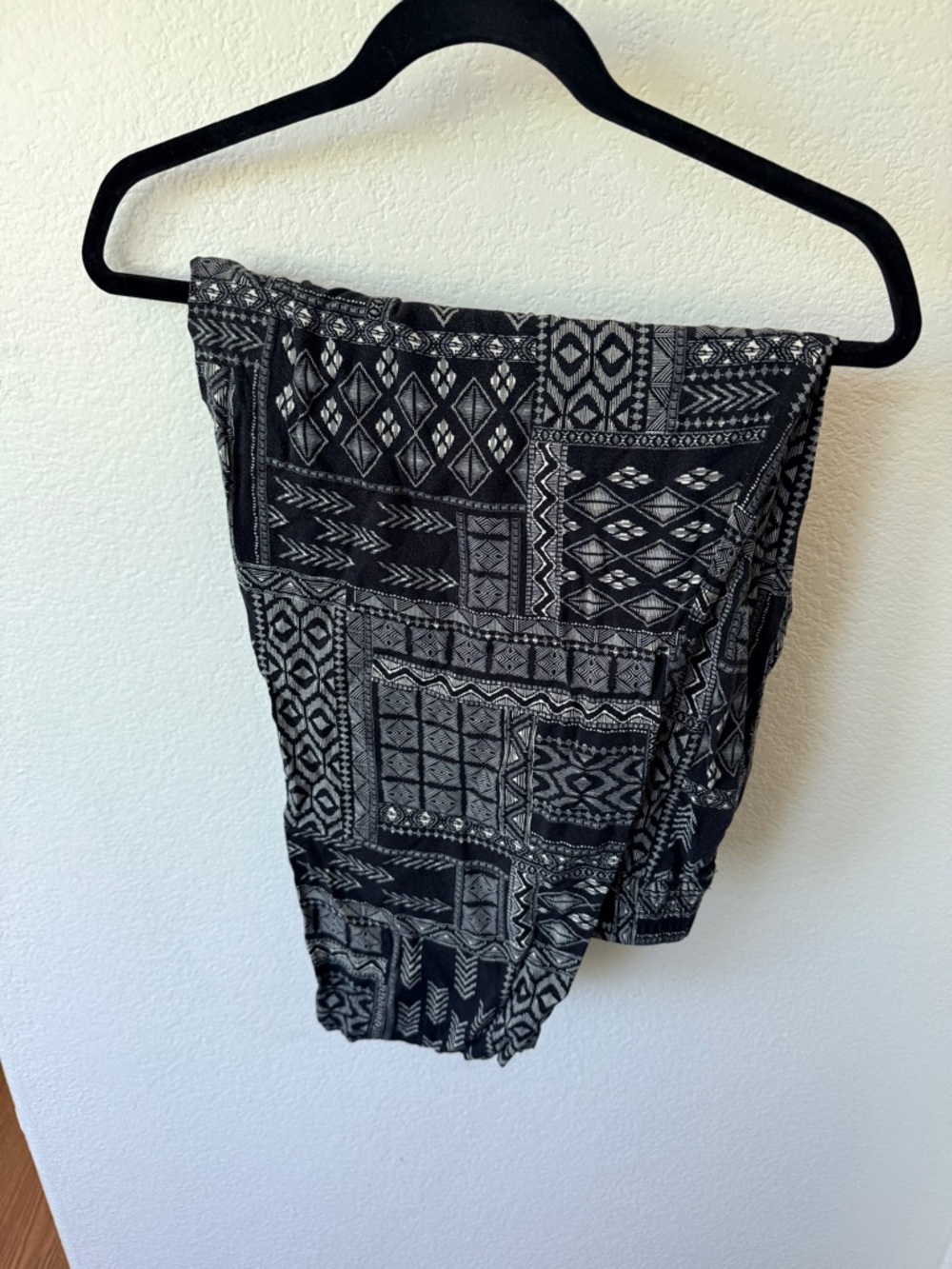 Jessica Simpson Black & Gray Geometric Print Leggings